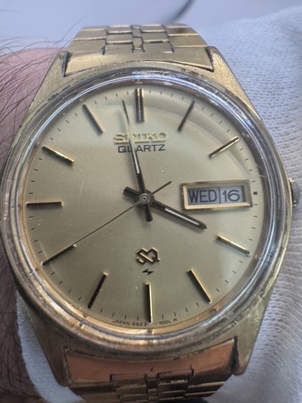 RARE VINTAGE SEIKO SQ 6923-7000 QUARTZ DAY/DATE GOLD ON GOLD JAPAN WATCH